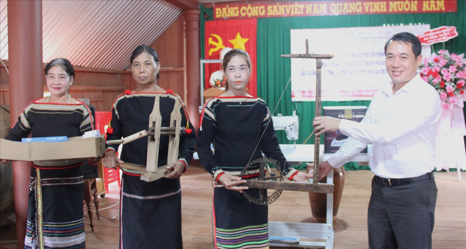 Phó giám đốc Sở Văn hóa, Thể thao và Du lịch tỉnh Đắk Lắk trao máy móc, dụng cụ dệt thổ cẩm, may trang phục truyền thống cho Câu lạc bộ dệt thổ cẩm của người Ê Đê buôn Drai H’ling