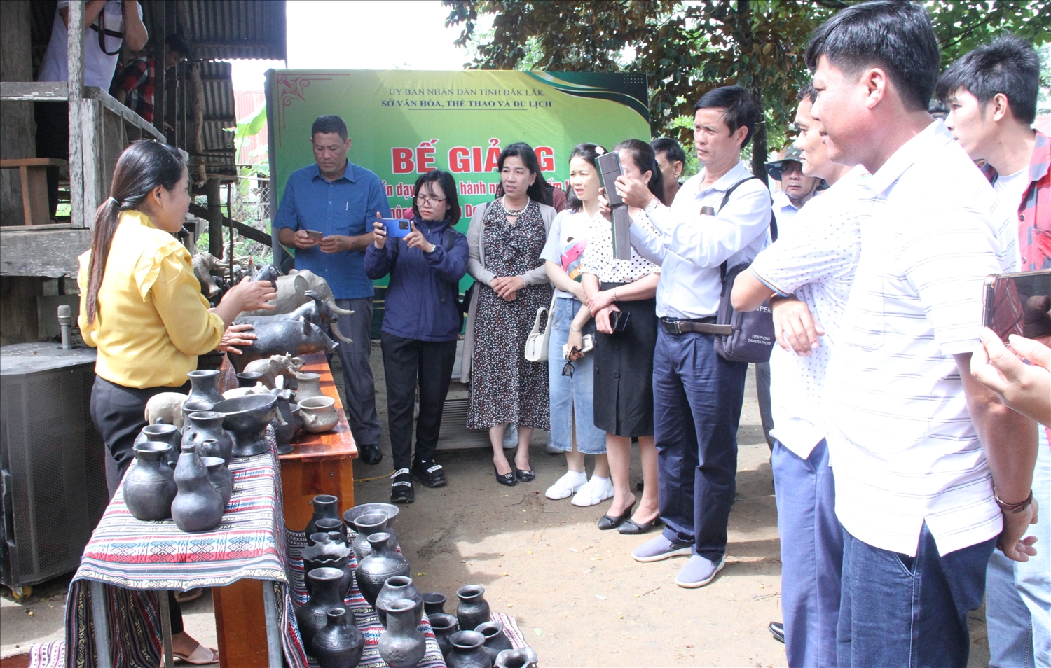 Đoàn du khách từ tỉnh Kiên Giang tham quam, trải nghiệm cách làm gốm của người Mnông xã Yang Tao