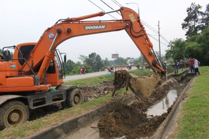 Nạo vét kênh mương, nâng cấp hạ tầng hệ thống thủy lợi tại huyện Phú Bình. Ảnh: Phạm Hiếu.