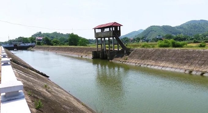 Thời gian qua, tỉnh Thái Nguyên chú trọng đầu tư xây dựng, kiên cố hóa hệ thống công trình thủy lợi để chủ động được nguồn nước tưới, đáp ứng tốt nhu cầu sản xuất nông nghiệp. Ảnh: Phạm Hiếu.