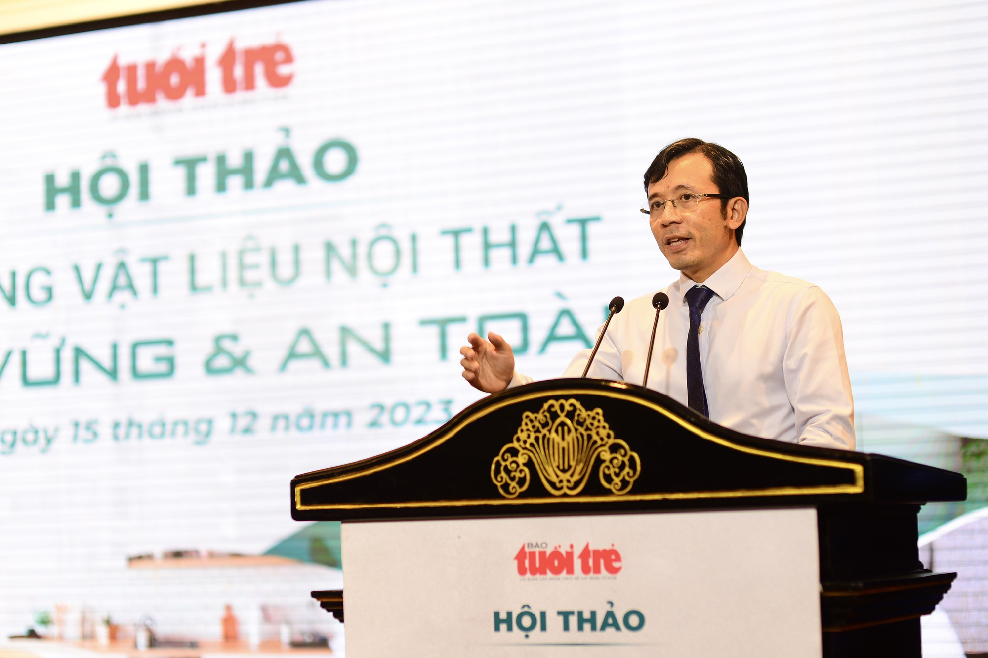 Ông Trần Xuân Toàn, phó tổng biên tập báo Tuổi Trẻ phát biểu khai mạc hội thảo Sử dụng vật liệu nội thất bền vững và an toàn - Ảnh: QUANG ĐỊNH