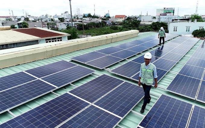 Một hệ thống điện mặt trời mái nhà được lắp đặt trên mái công sở tại TP HCM. Ảnh: EVNHCM