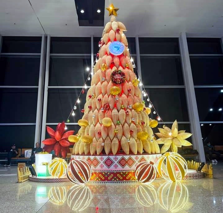 “Người Nội Bài” thiết kế cây thông độc đáo bằng đó tre tại sân bay Nội Bài chào Giáng sinh 2023